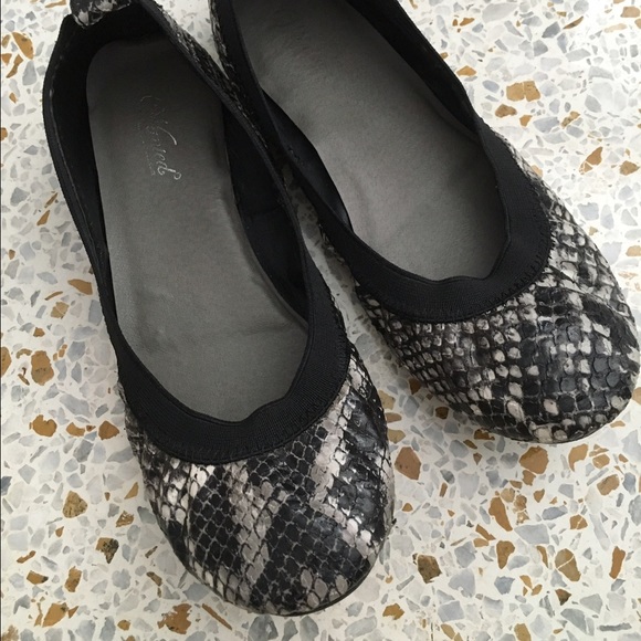 Stretchy ballerina flats