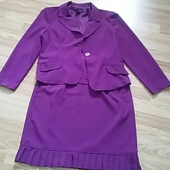 Skirt suit