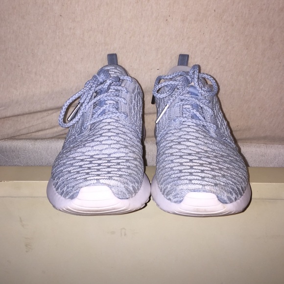 LIKE BRAND NEW NIKE ROSHES