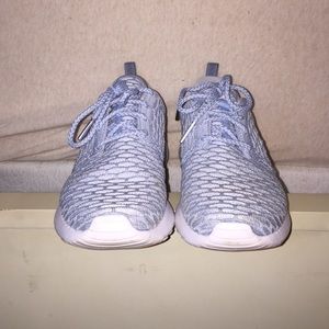 LIKE BRAND NEW NIKE ROSHES