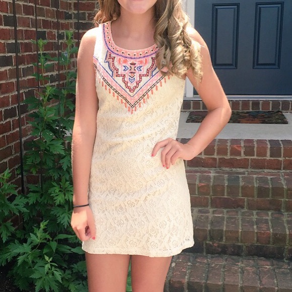 lace dress w/ detail