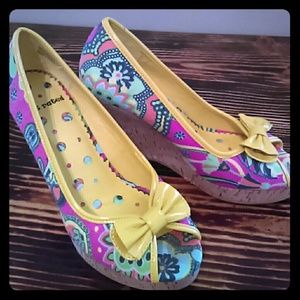 Retro floral wedges!