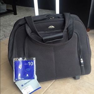 NWT Samsonite roller travel bag