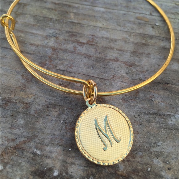 💖 Gold finish initial bracelet - Picture 2 of 4