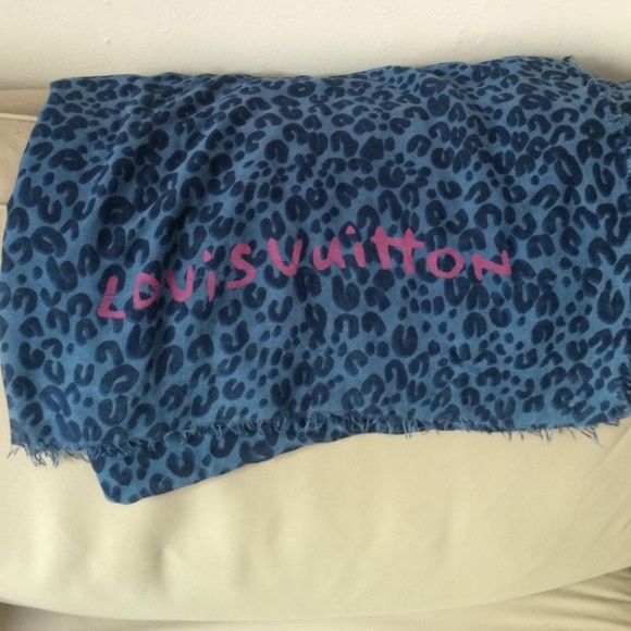 Blue leopard Louis Vuitton blanket scarf