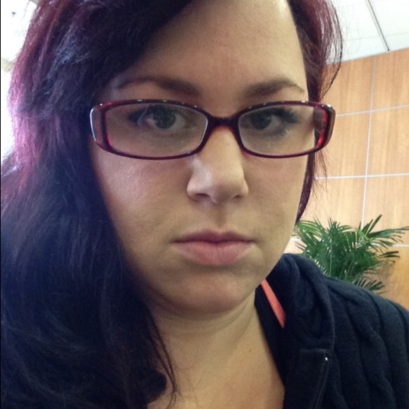 Meet your Posher, Scarlet - Picture 2 of 4