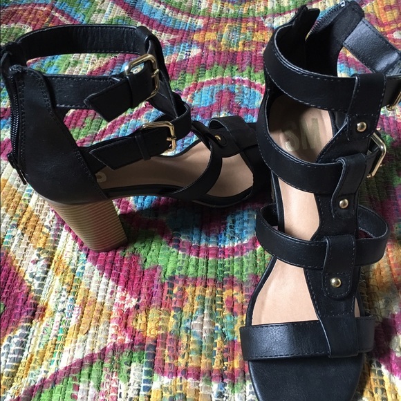 Summer sandals with wedgey heel!