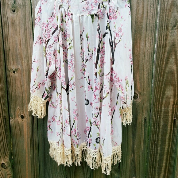 Last 1 Floral kimono - Picture 3 of 4