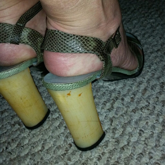 Authentic Gucci Gray Snakeskin Lucite Heel Sandal - Picture 2 of 4