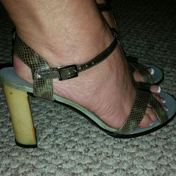 Authentic Gucci Gray Snakeskin Lucite Heel Sandal - Picture 4 of 4