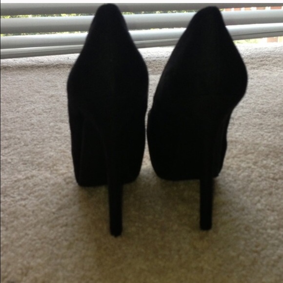❄️☃️Holiday Sale: Black and gold platform pumps - Picture 2 of 4