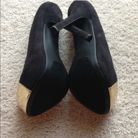 ❄️☃️Holiday Sale: Black and gold platform pumps - Picture 3 of 4