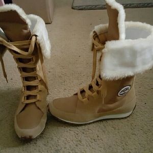 Timberland laced boots with fur.