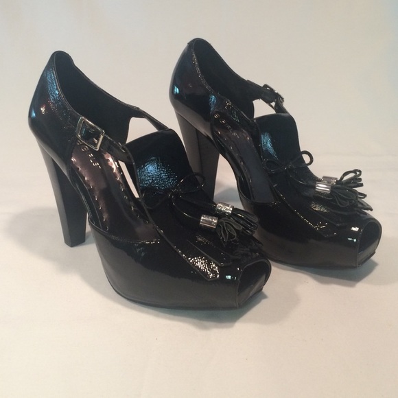 Black moccasin heel sandal