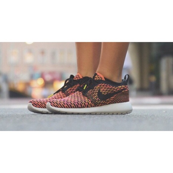 *SOLD* Nike Roshe Flyknit - Picture 2 of 4