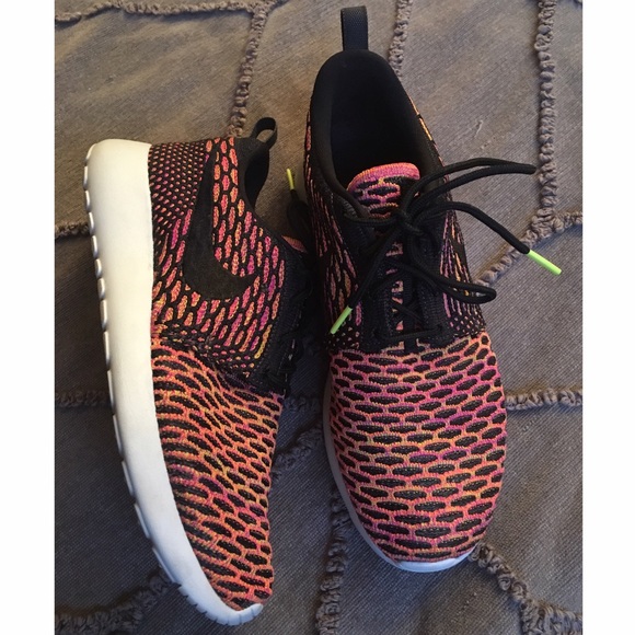 *SOLD* Nike Roshe Flyknit - Picture 3 of 4