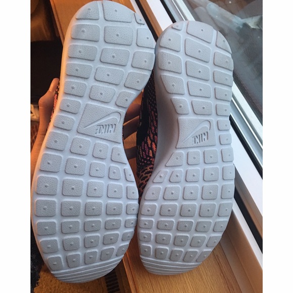 *SOLD* Nike Roshe Flyknit - Picture 4 of 4