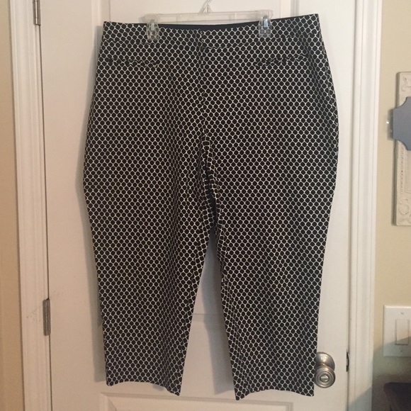Apt 9 black & white capris with elastic waistband