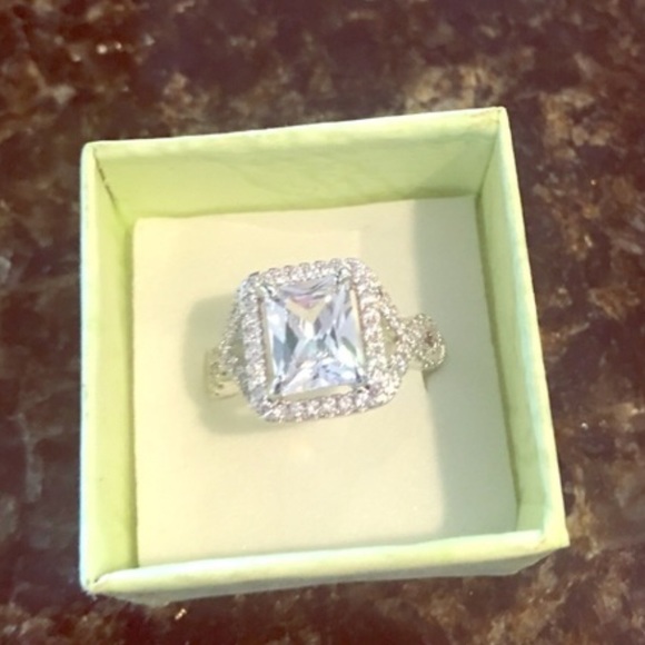 Dynamic Queen Ring - Picture 2 of 3