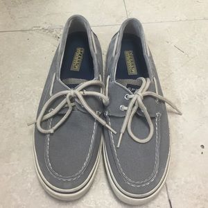 Men sperry top sider shoes.