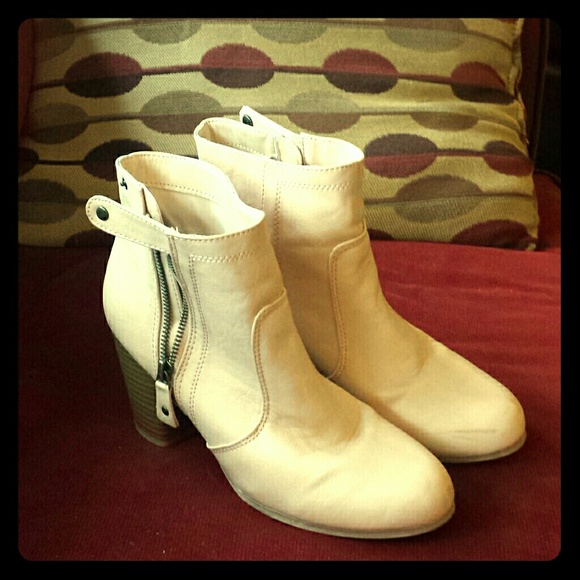 🎉🎉WEEKEND SALE🎉🎉Creme Ankle Booties