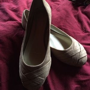 Size 8 Ollio Tan/Beige Faux Suede Flats - EUC