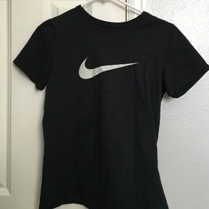 black nike shirt sleeve tee