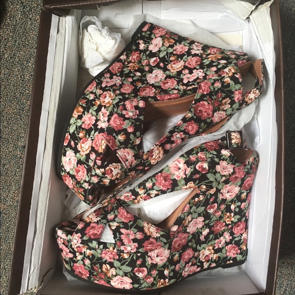 NWB Jeffrey Campbell black flower wedges size 8.5 - Picture 4 of 4
