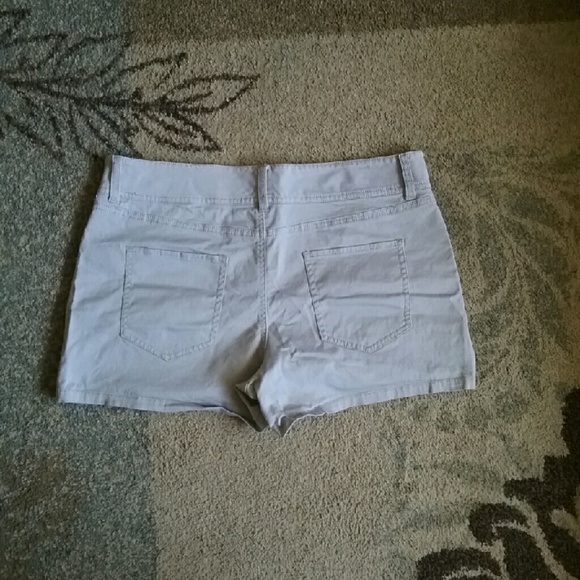 Khaki colored shorts - Picture 2 of 2