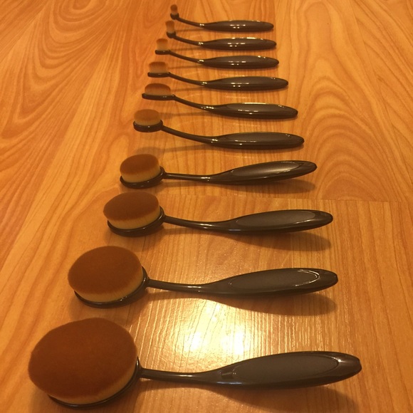 Other - !! SALE !! NEW! 10 PC. OVAL MAKEUP BRUSH SET