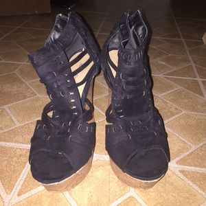 Black wedges
