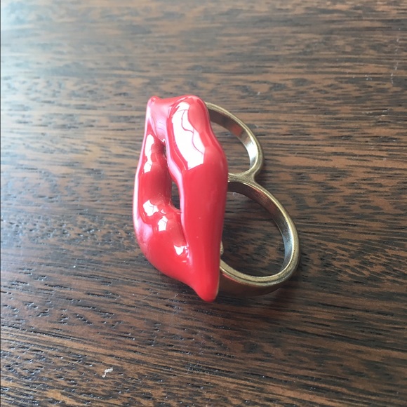 Lips Ring - Picture 2 of 3