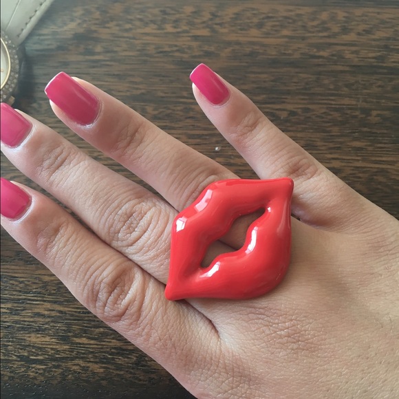 Lips Ring - Picture 3 of 3