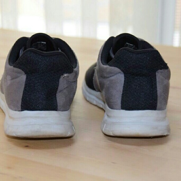 Lightly worn champion shoes - Picture 2 of 4