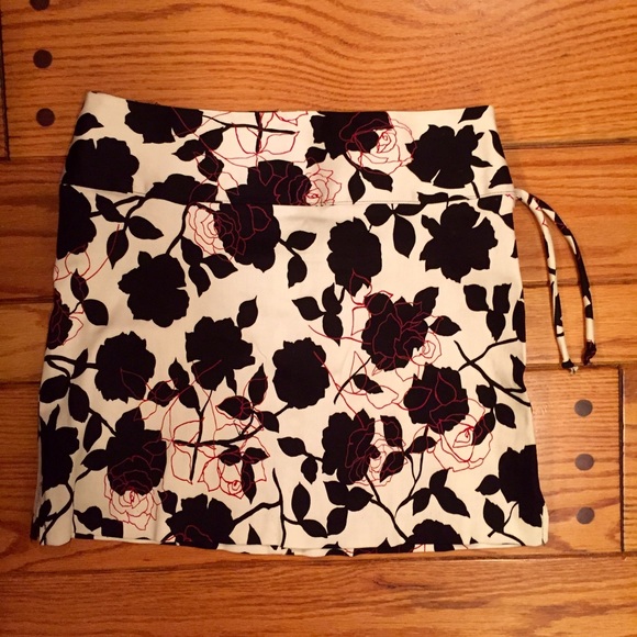Black and White Mini Skirt! Juniors size 7.