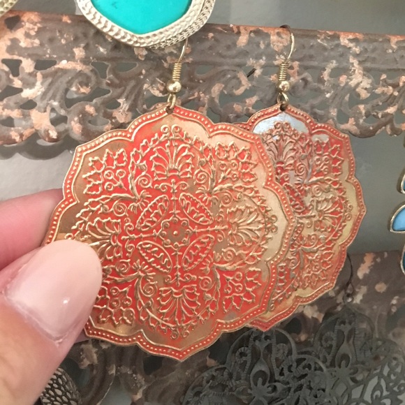 Coral and gold earrings - Picture 2 of 3