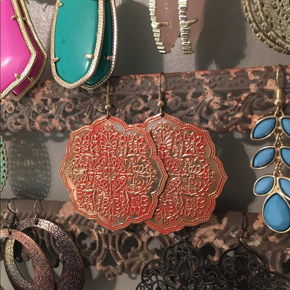 Coral and gold earrings - Picture 3 of 3