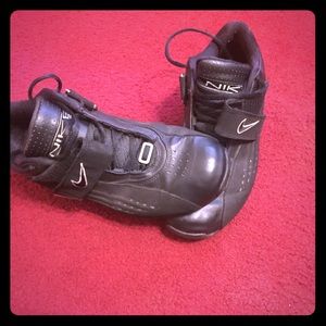 Nike low top basketball shoes