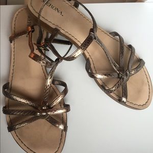 Who doesn't love sandals? These are very comfy!