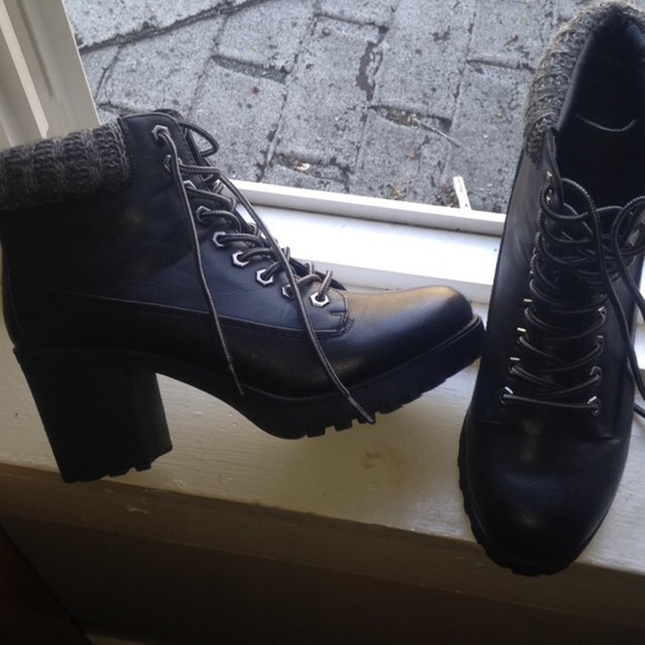 ❌SOLD ON MERCARI❌ Cute chunky heeled ankle boots - Picture 2 of 4