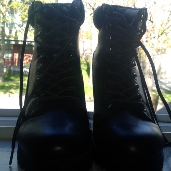 ❌SOLD ON MERCARI❌ Cute chunky heeled ankle boots - Picture 3 of 4