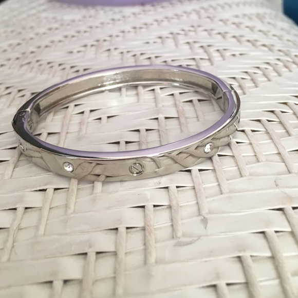 Bracelet easy on off no clamps opens on side