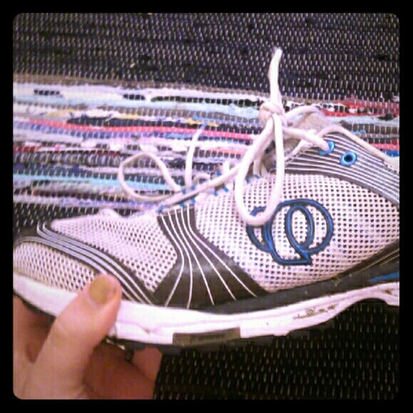 Izumi Pearl running shoes