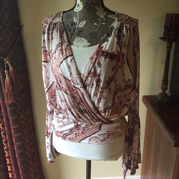 🎀HP🎀 Free People Fiona's bell sleeve top NWT - Picture 2 of 5