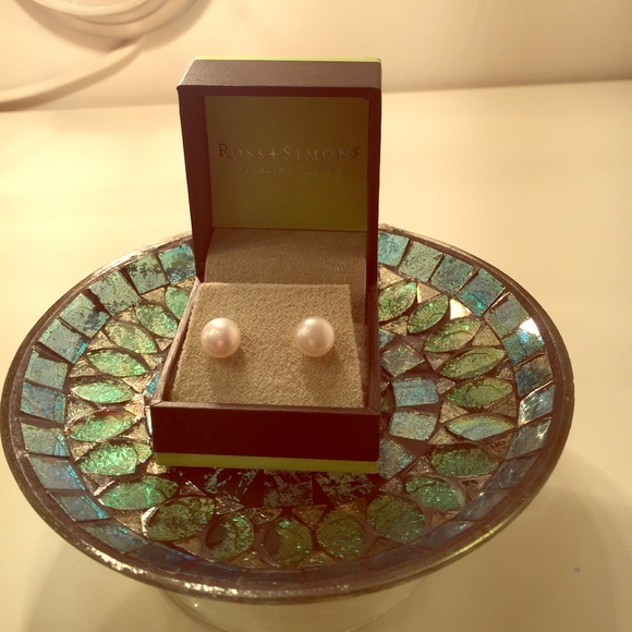 Pearls studs. Never worn! All New!