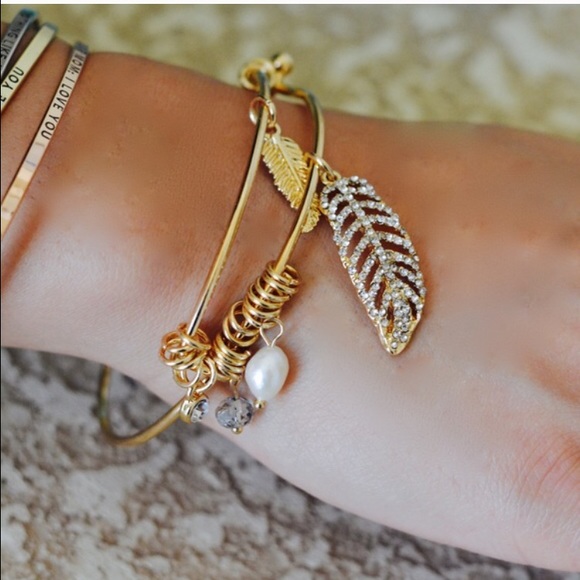 Charm Hook Leaf and Pearl Bracelet - Picture 2 of 2