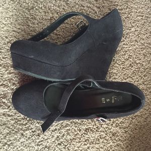 Black wedges