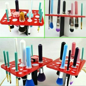 Makeup brushes drying station