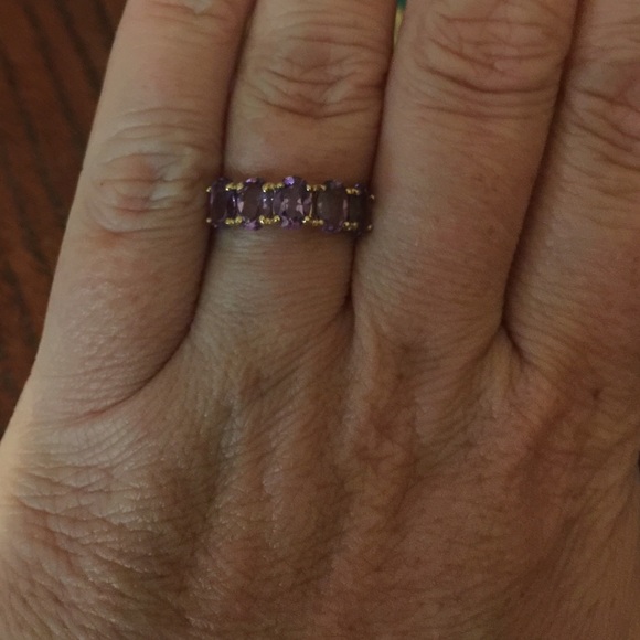 10kt Yellow Gold and Amethyst ring. Approx Size 8 - Picture 2 of 5
