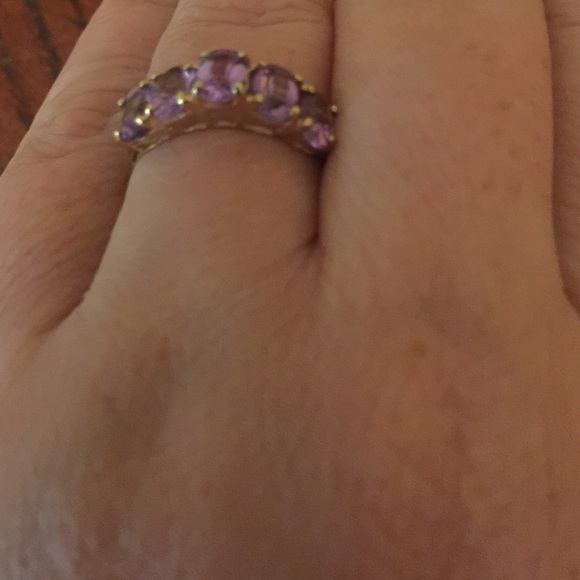10kt Yellow Gold and Amethyst ring. Approx Size 8 - Picture 3 of 5